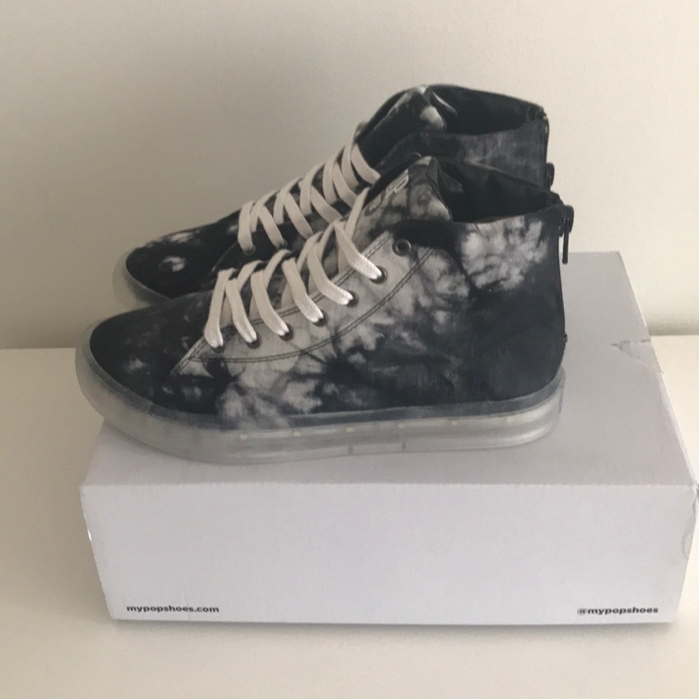 Pop Shoes Fairmount Light Up Sneakers (Big Kid) New